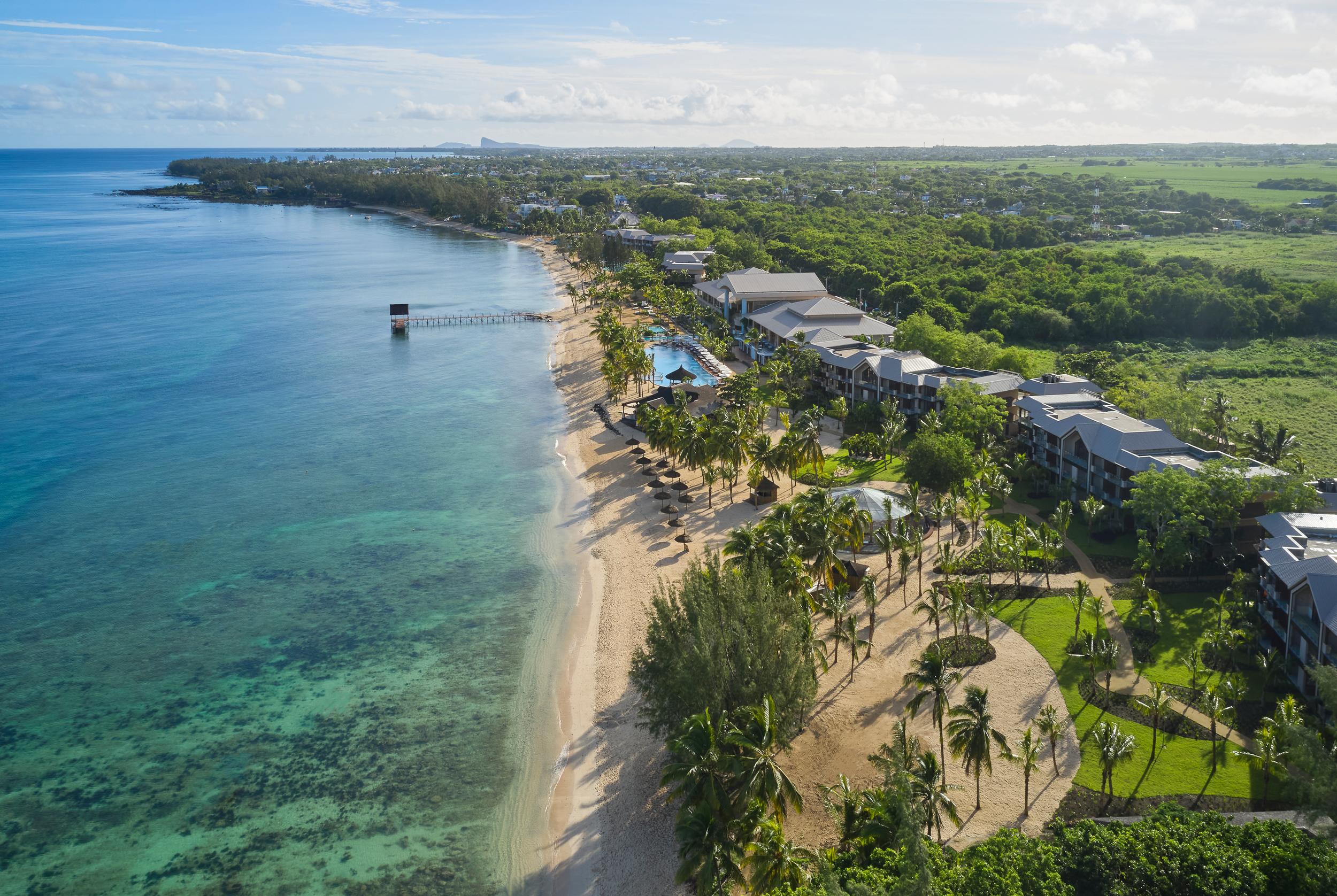 Le Meridien Ile Maurice Pointe aux Piments Exterior foto Aerial view of the beach at Sandals South Coast