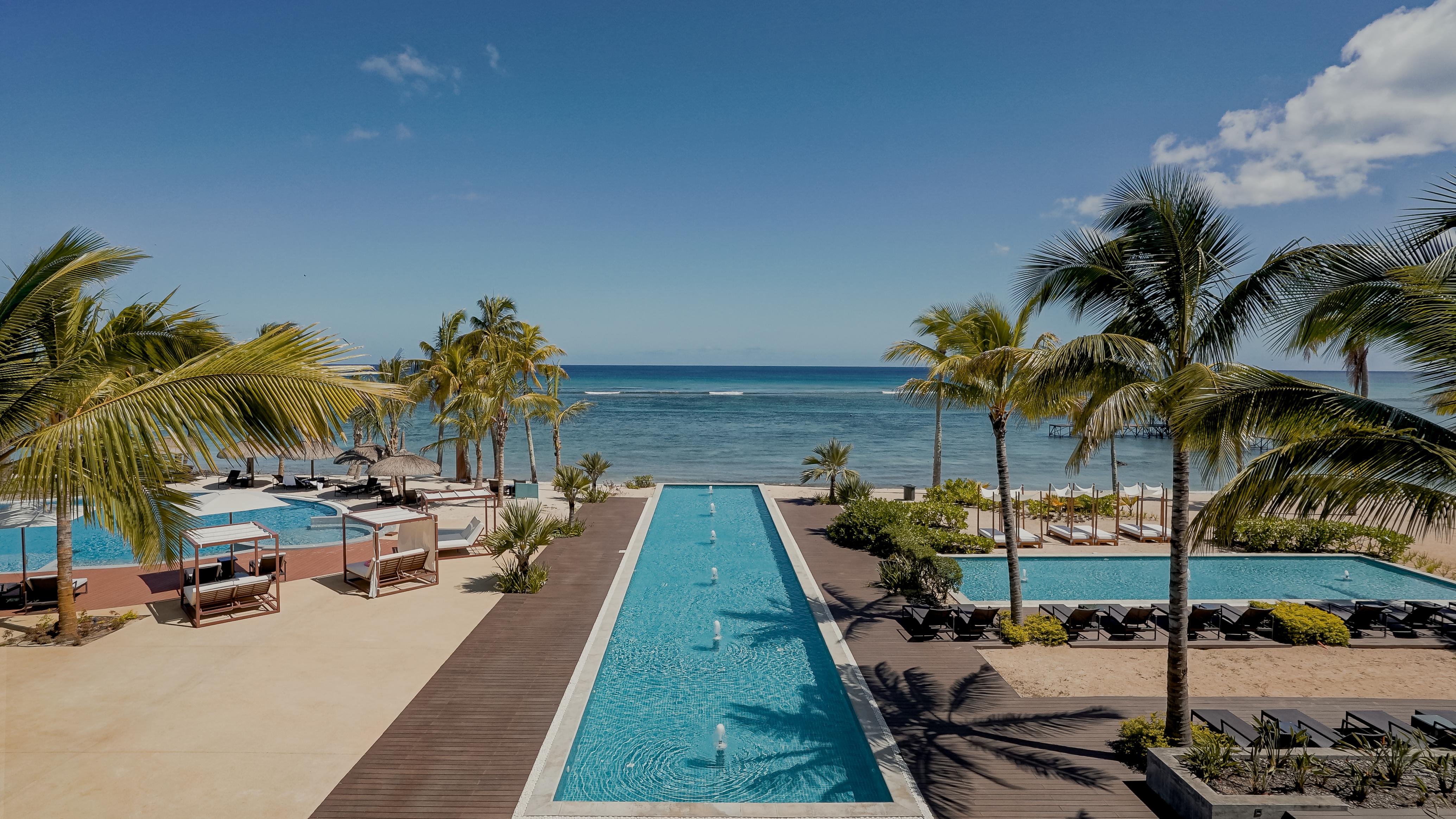 Le Meridien Ile Maurice Pointe aux Piments Exterior foto The swimming pool at the resort