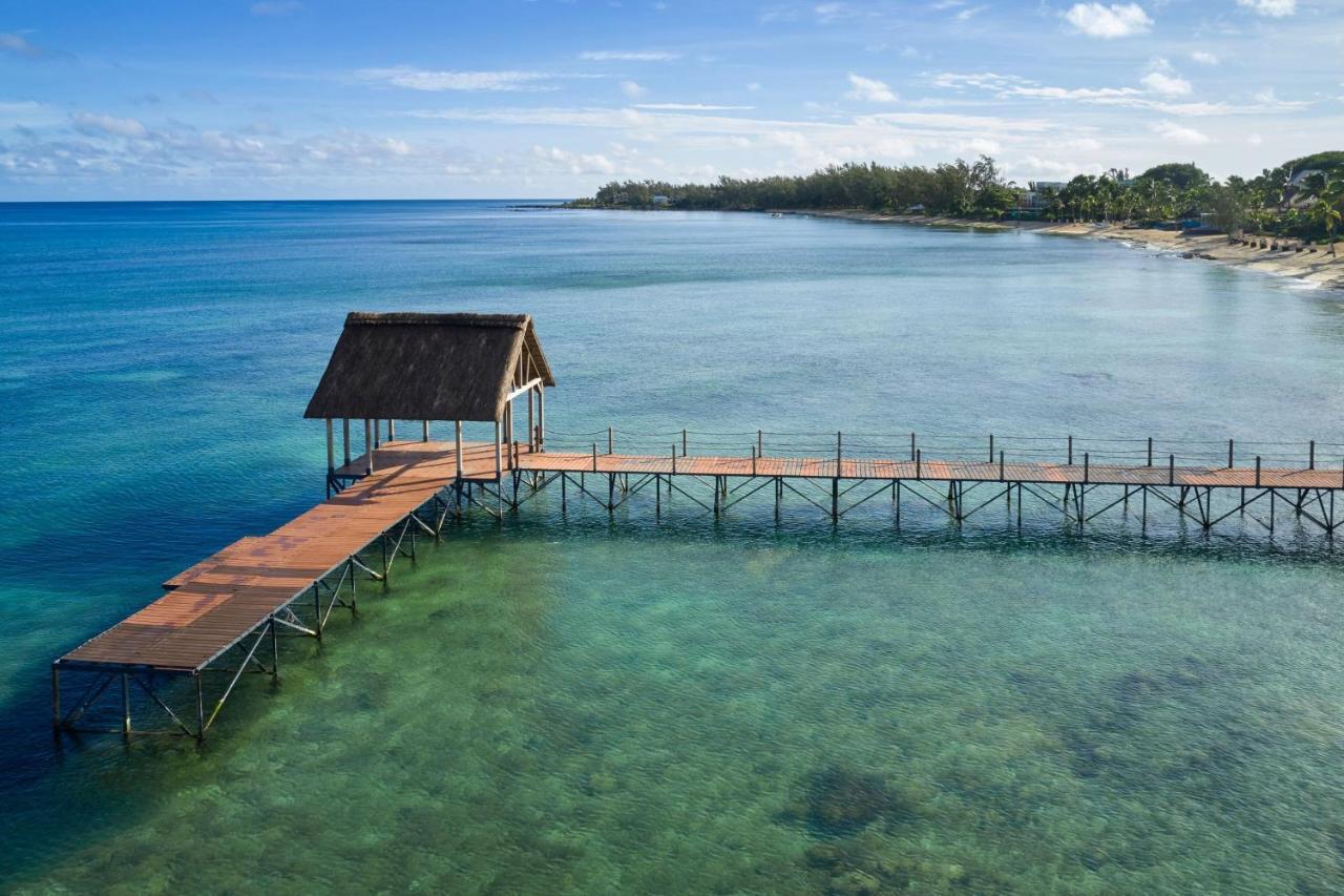 Le Meridien Ile Maurice Pointe aux Piments Exterior foto The jetty at the resort