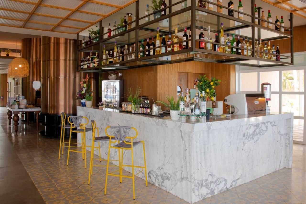 Le Meridien Ile Maurice Pointe aux Piments Exterior foto The bar at the restaurant