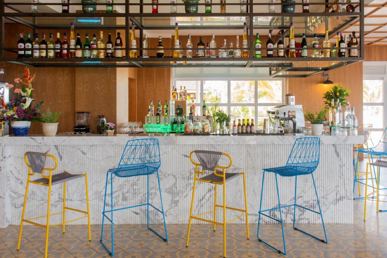 Le Meridien Ile Maurice Pointe aux Piments Exterior foto Bar stools