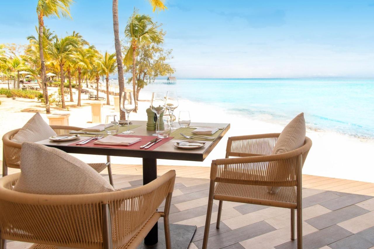 Le Meridien Ile Maurice Pointe aux Piments Exterior foto Beachfront dining at the resort