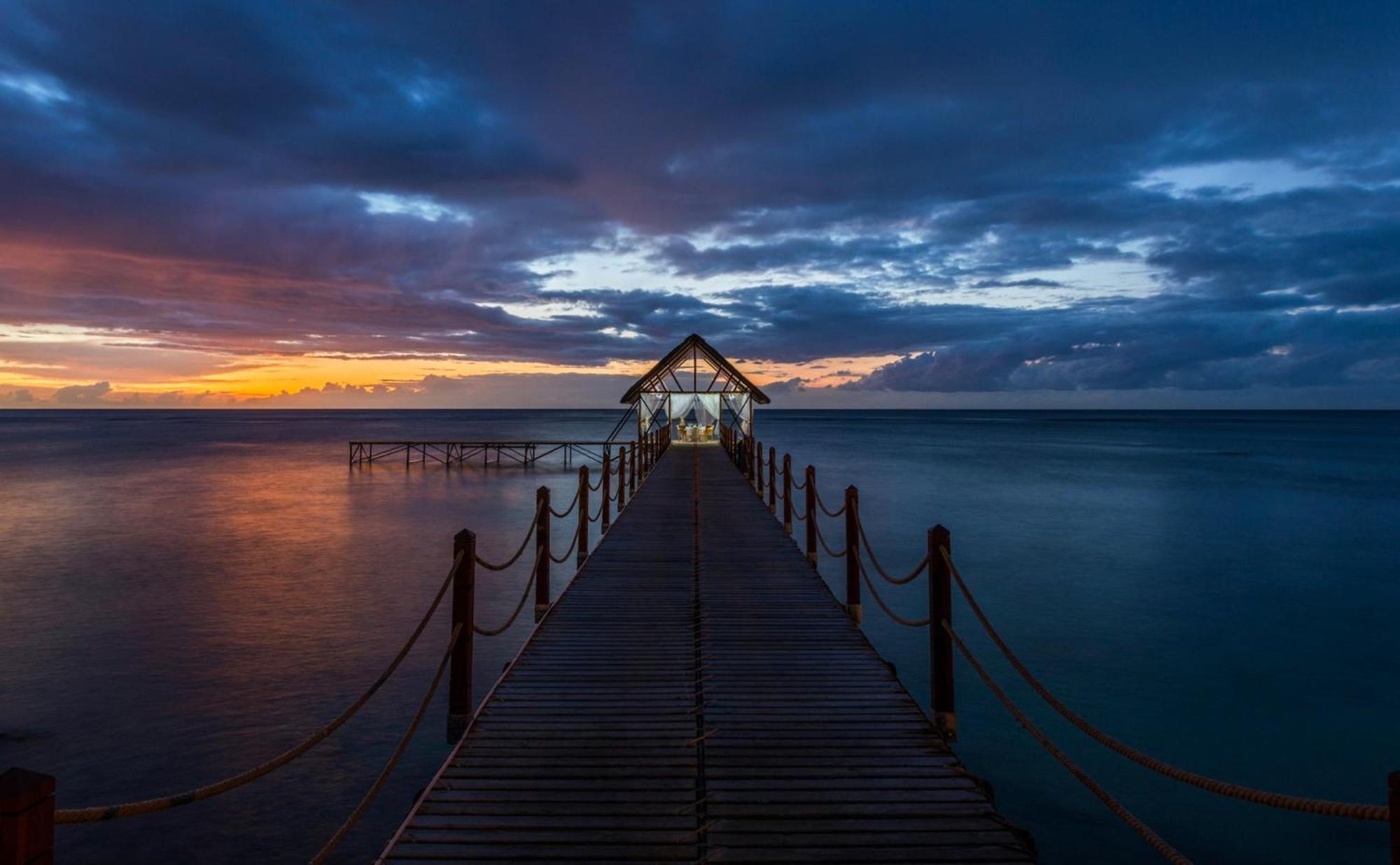 Le Meridien Ile Maurice Pointe aux Piments Exterior foto Sunset at the jetty