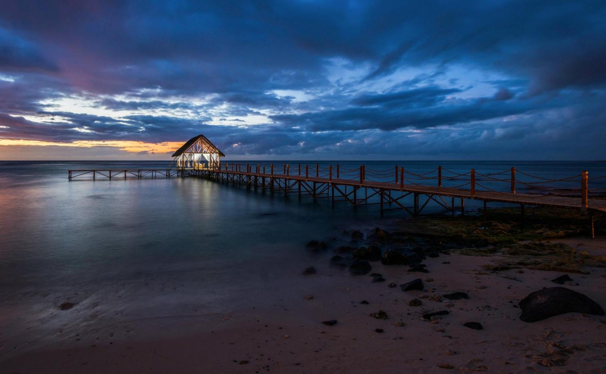 Le Meridien Ile Maurice Pointe aux Piments Exterior foto Sunset at the beach