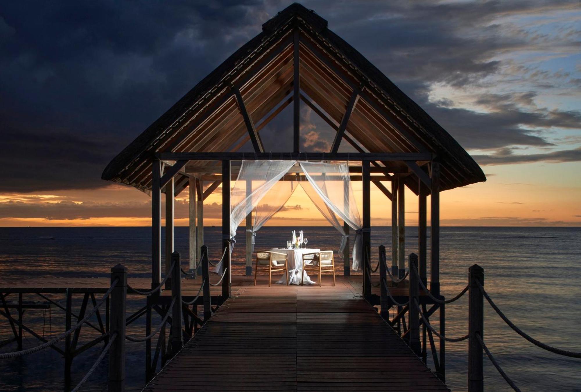 Le Meridien Ile Maurice Pointe aux Piments Exterior foto Sunset at the resort