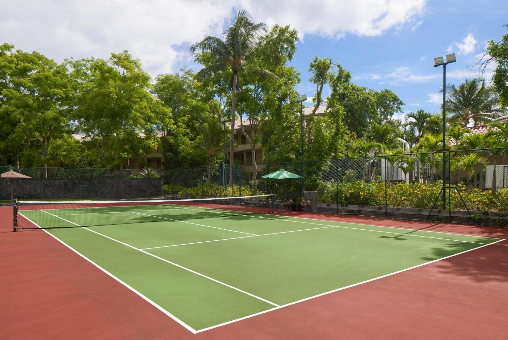 Le Meridien Ile Maurice Pointe aux Piments Exterior foto Tennis court at the resort
