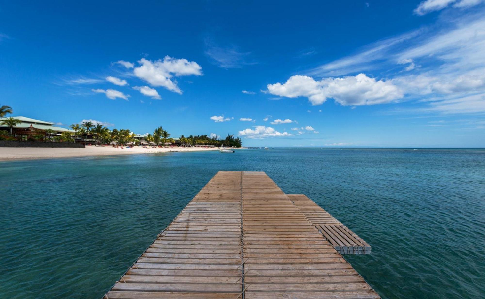 Le Meridien Ile Maurice Pointe aux Piments Exterior foto View of the beach from the pier