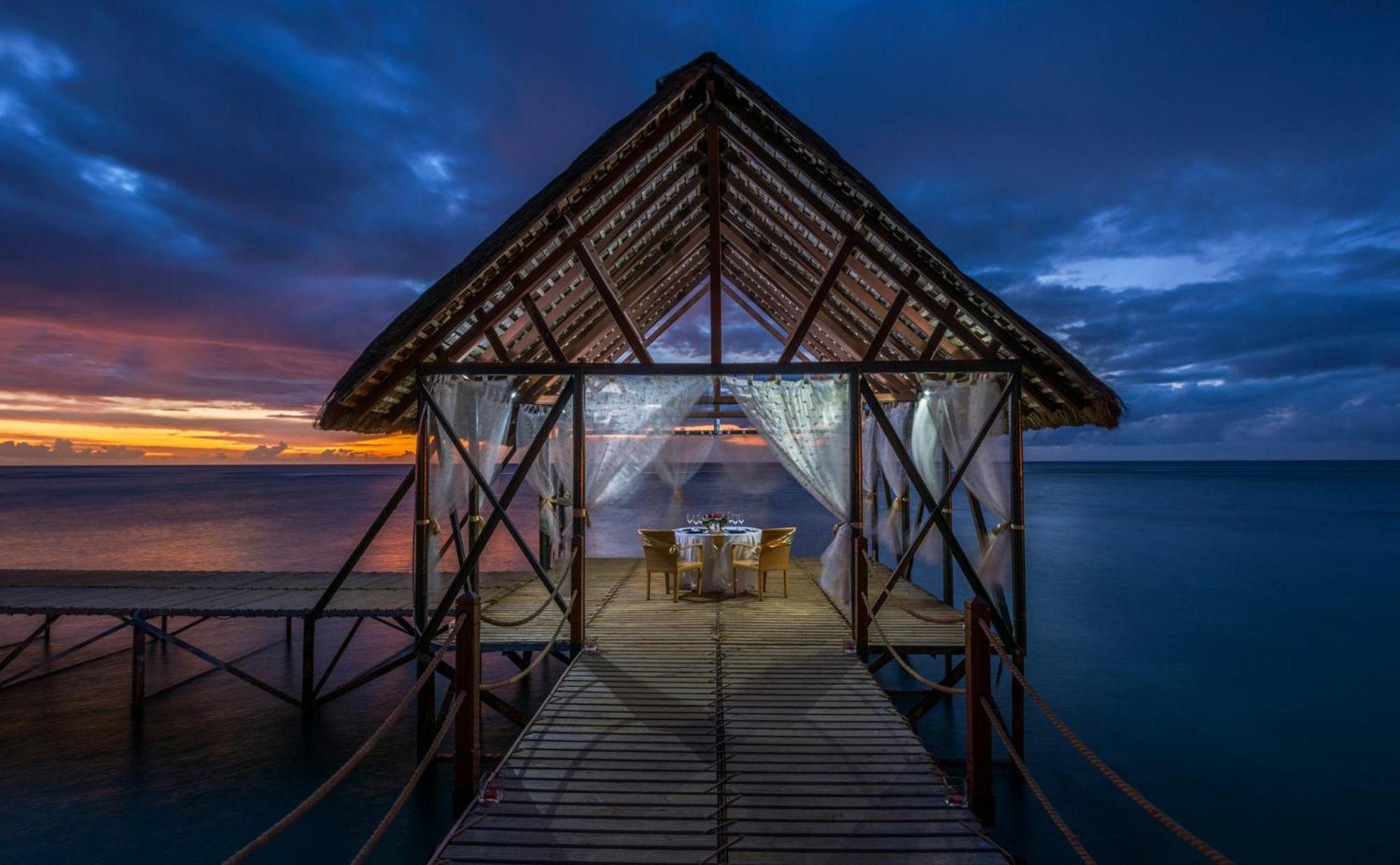 Le Meridien Ile Maurice Pointe aux Piments Exterior foto Sunset at the resort