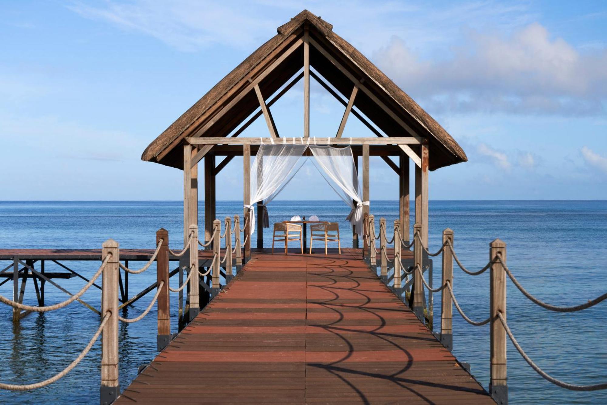 Le Meridien Ile Maurice Pointe aux Piments Exterior foto A gazebo at the resort