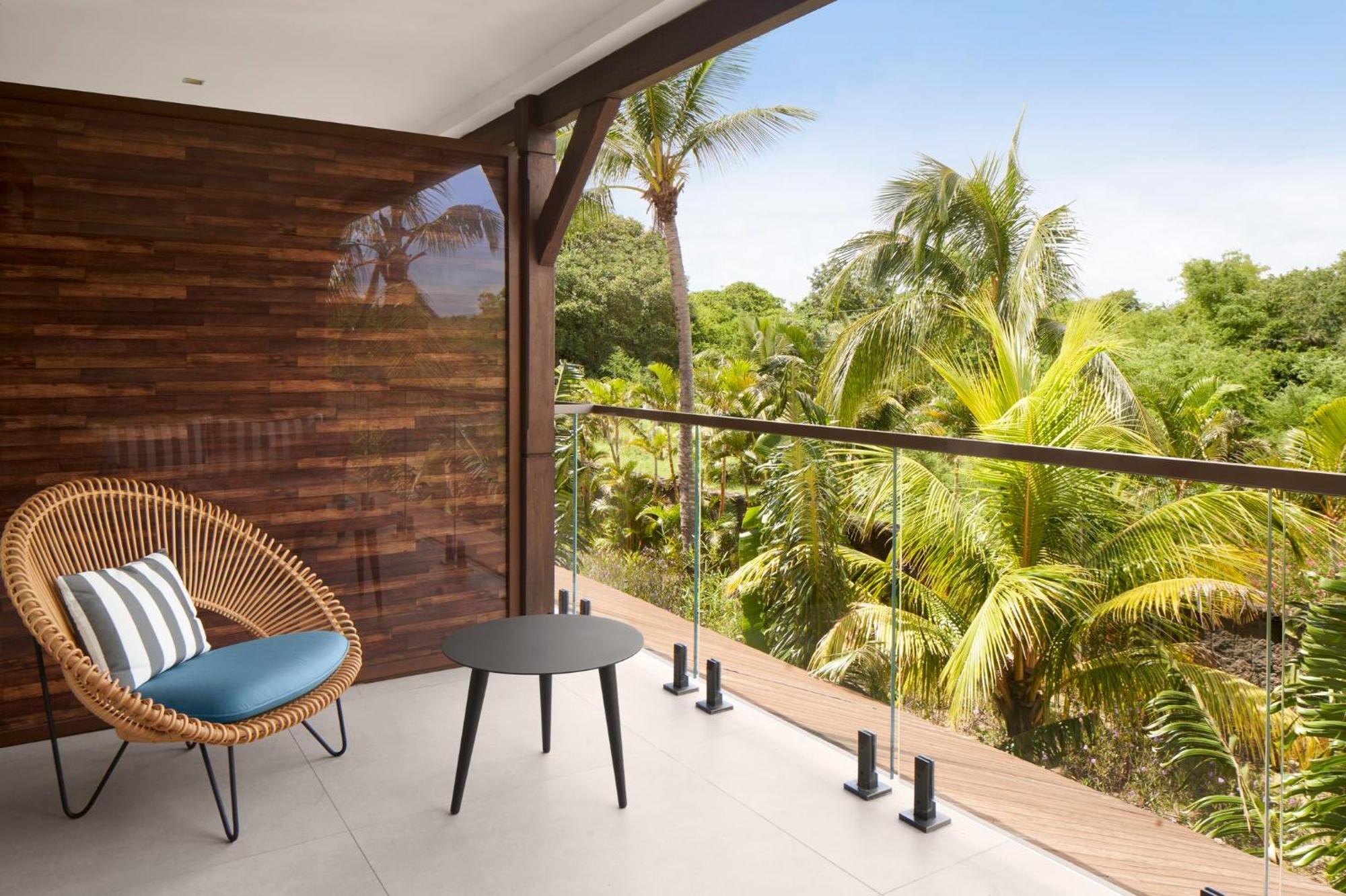 Le Meridien Ile Maurice Pointe aux Piments Exterior foto A balcony at the resort